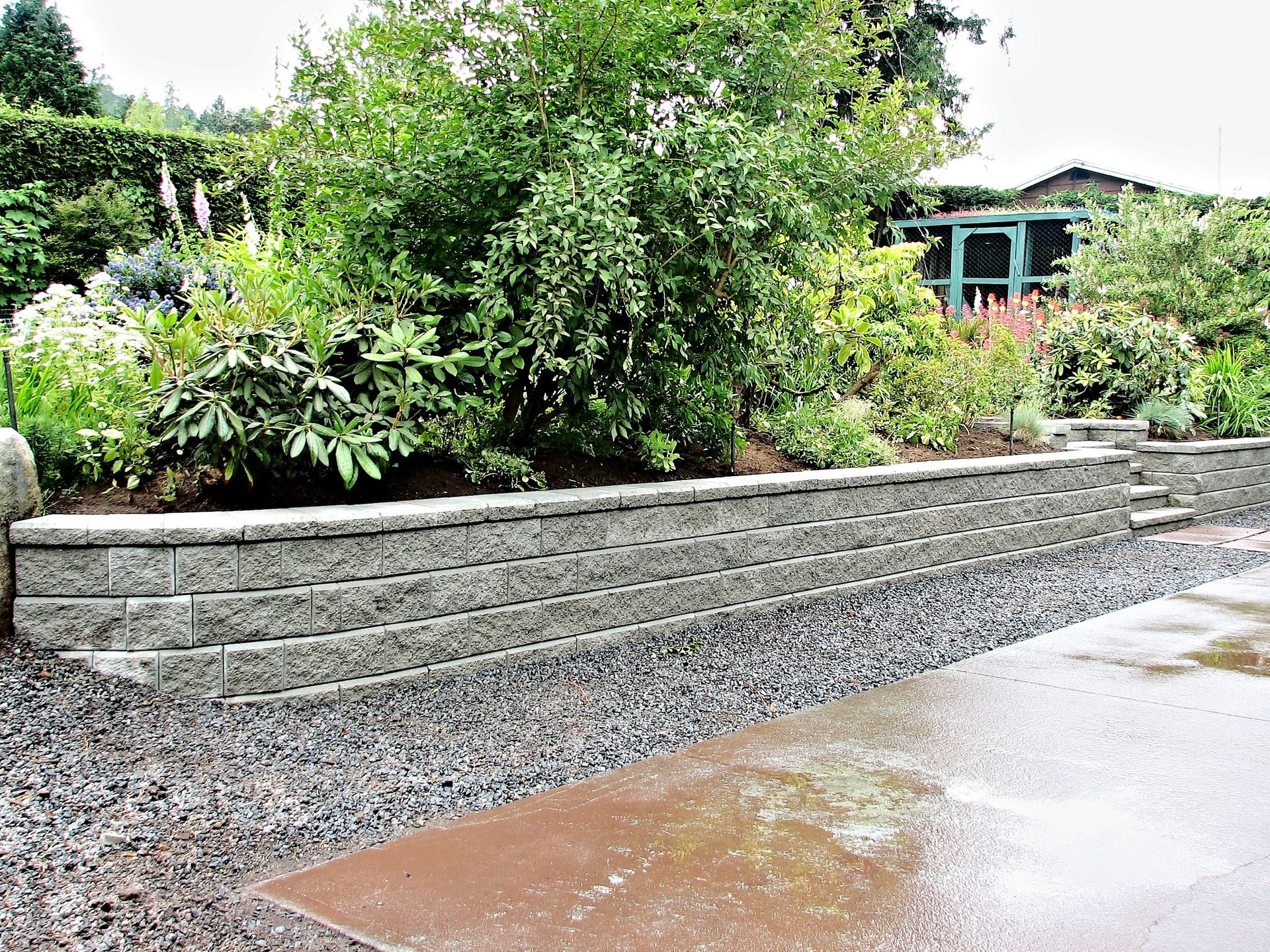 Hardscaping retaining wall